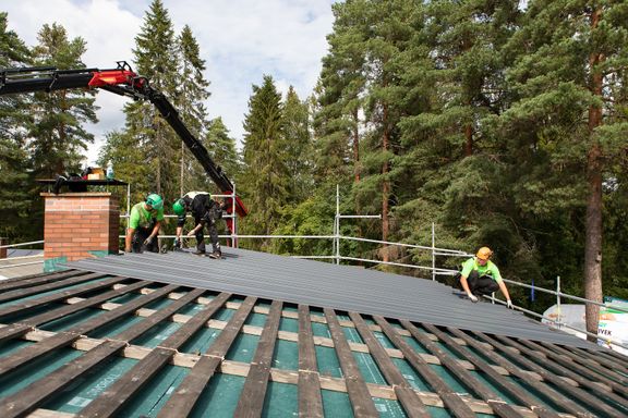 Rakennustelineet ovat ainoa tapa toteuttaa putoamissuojaus riittävällä tasolla kattoremonteissa. Valjaita voidaan käyttää teknisten putoamissuojausratkaisujen sijasta vain aivan lyhytaikaisissa töissä, kuten katolla olevien yksittäisten reikien paikkaamisessa. Kuva: Olli-Pekka Latvala